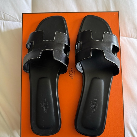 Hermès Oran Noir Sandal Size 40 (9.5) Retail $840+ Tax - Picture 2 of 13